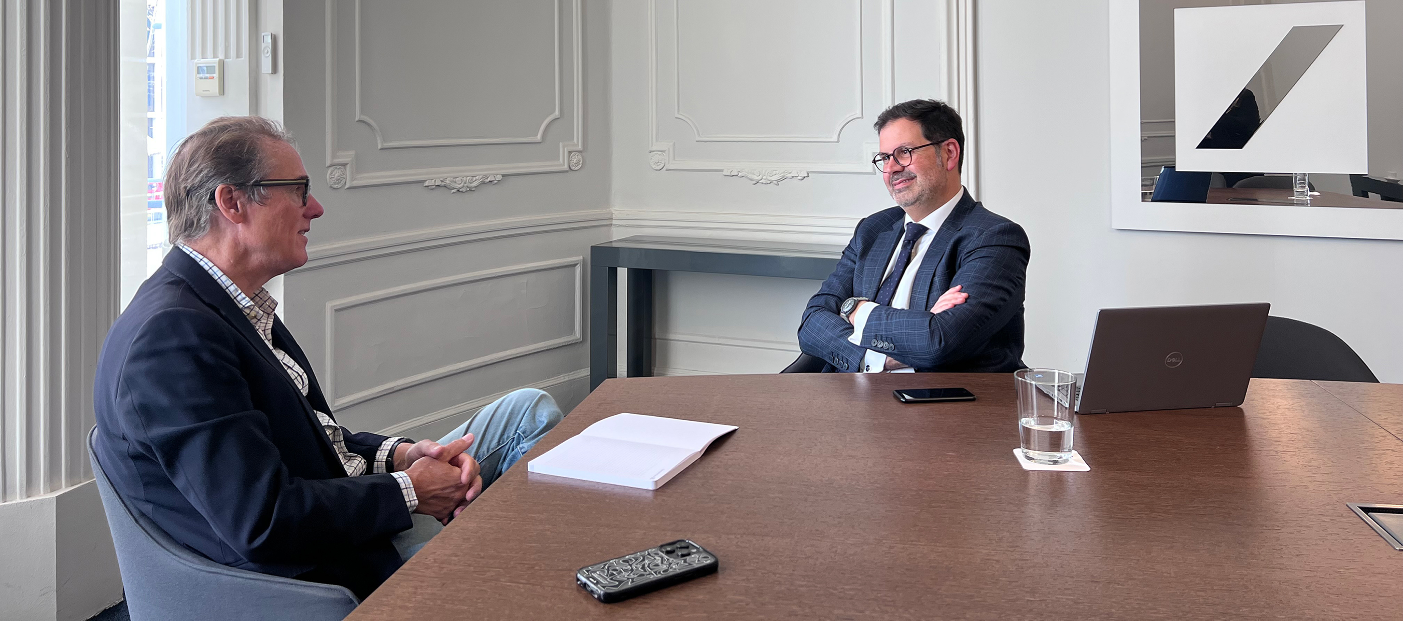 Schmückendes Bild von Tim Eaves und Francisco Lopera an einem Schreibtisch