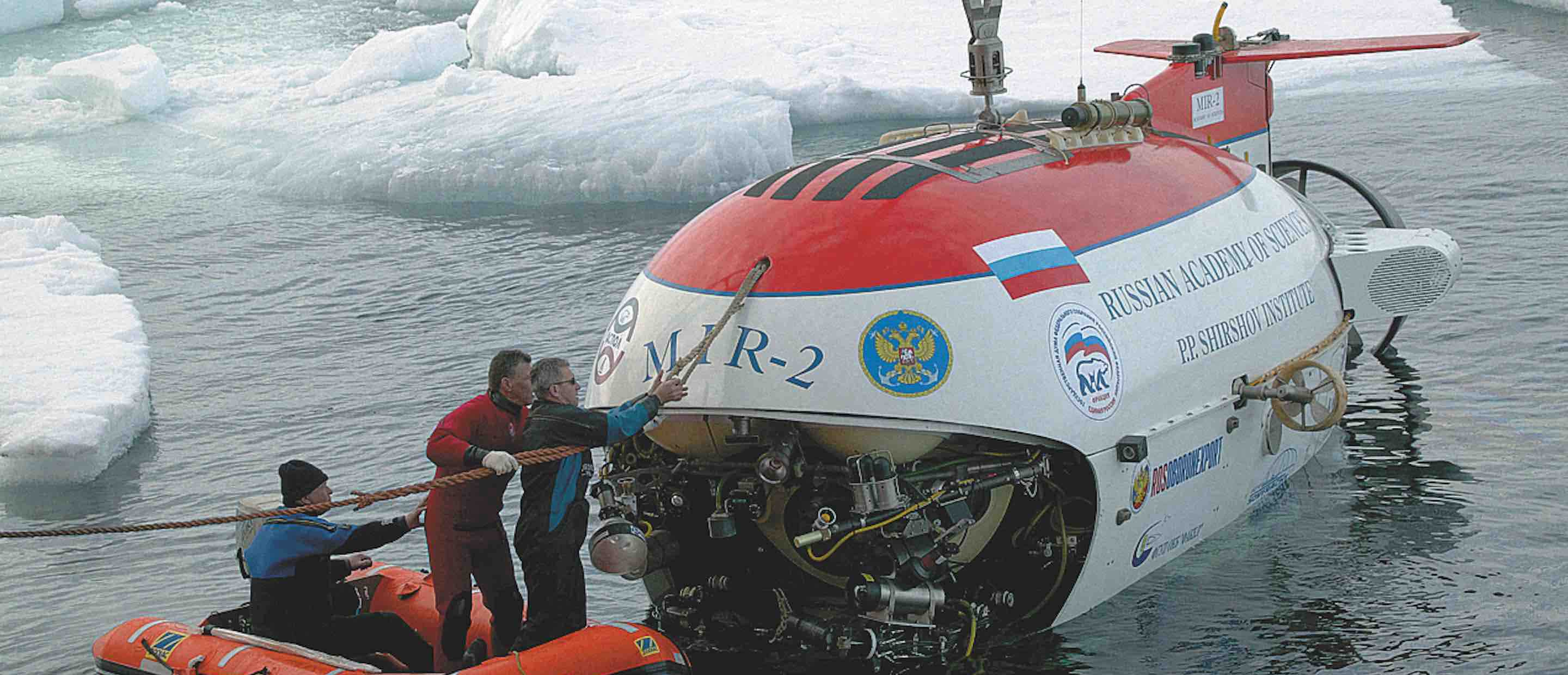 Submersible exploring deep ocean environment and marine research